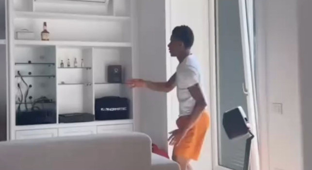 Esilarante David Neres, l'attaccante improvvisa un balletto brasiliano in casa | VIDEO