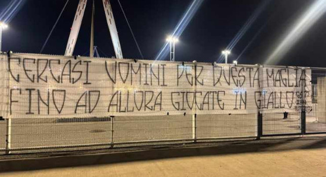 Juventus contestata allo Stadium: spuntano due striscioni della Curva! | FOTO