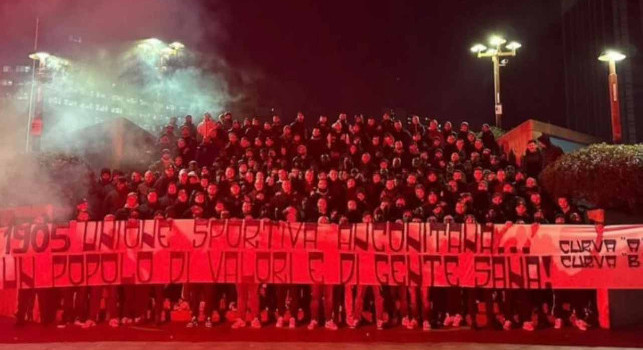 Ultras Napoli, striscione per celebrare i 120 anni dell'Ancona | FOTO