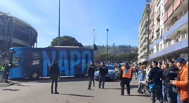 Il Napoli è arrivato allo stadio Maradona: grande accoglienza prima di Napoli-Fiorentina | VIDEO