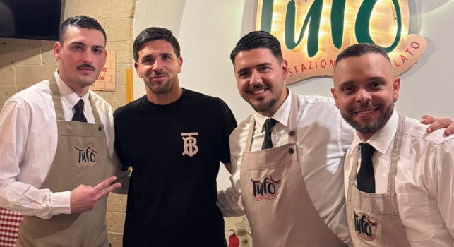 Il Cholito Simeone a cena lunedì scorso in una nota trattoria napoletana di Posillipo | FOTO