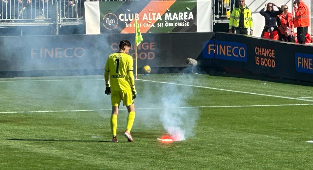 Venezia-Napoli, i tifosi locali lanciano un fumogeno a poca distanza da Meret | FOTOGALLERY