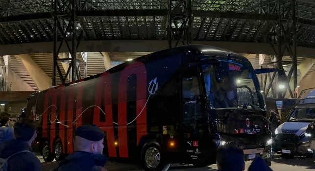 Il Milan lascia Napoli: la squadra se ne va via così dopo la sconfitta | VIDEO