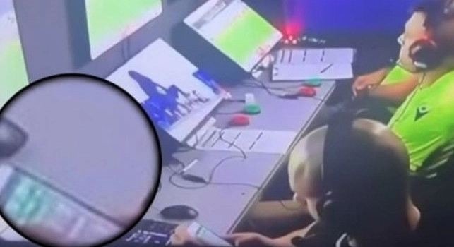 Scandalo calcioscommesse in sala VAR, ripreso con le quote in mano: la partita