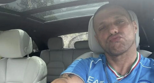 Il capo di un gruppo ultras della Roma con la maglia del Napoli: altro che calcio, scoppia la polemica