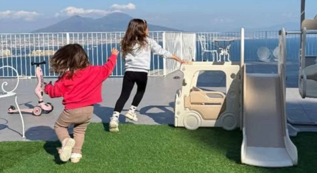 Di Lorenzo si gode Napoli e la famiglia: bellissima immagine con le figlie e il Golfo sullo sfondo | FOTO