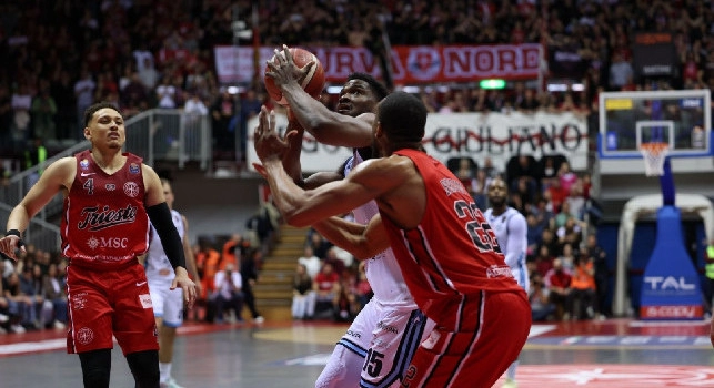 Semaforo rosso per il Napoli Basket a Trieste, gli azzurri crollano 109-82! I tiri da 3 hanno fatto la differenza