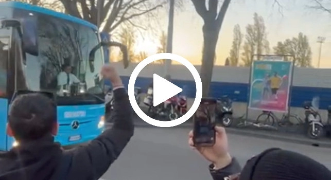 Il Napoli arriva al Dall'Ara di Bologna: gli azzurri sono stati accolti così! | VIDEO CN24