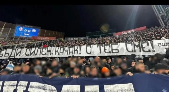 Ultras Napoli espongono un misterioso striscione in cirillico a Bologna | FOTO