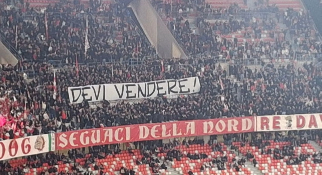 Devi vendere!, contestazione choc a Bari contro De Laurentiis: tifosi in sciopero | FOTO