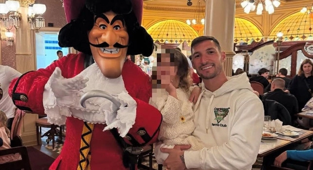 Politano porta la famiglia in Francia: feste di Pasqua a Disneyland Paris | FOTO