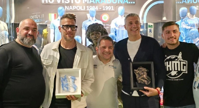 Denis e Crespo fanno visita al Museo Maradona della Collezione Vignati | FOTOGALLERY