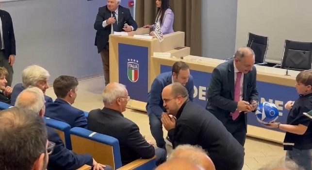 Tifoso Napoli incontra Ranieri dopo Inter-Roma, guardate cosa succede | VIDEO
