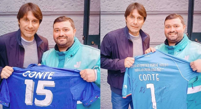 Tifoso del Napoli incontra Conte, autografo su due maglie speciali | FOTO