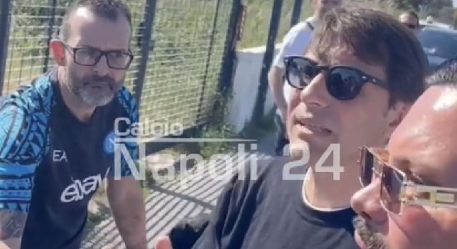 Calma, la faccio con tutti la foto, delirio a Castel Volturno per mister Conte | VIDEO