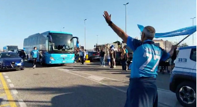 Lecce-Napoli, accoglienza fantastica per il pullman azzurro all'arrivo in città | VIDEO CN24