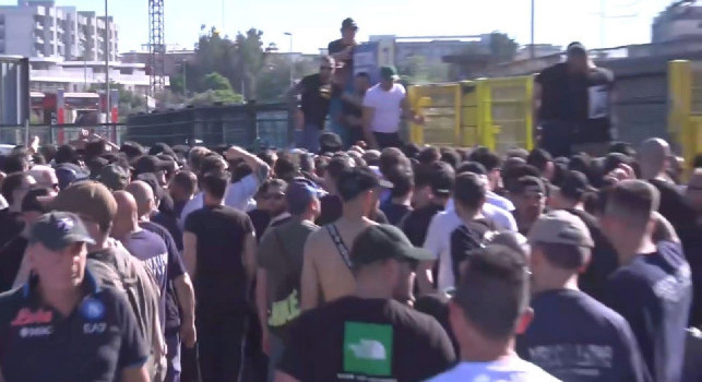 Lecce-Napoli: caos all'esterno del settore ospiti, interviene anche la Polizia | VIDEO CN24