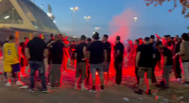 Lecce-Napoli 0-1, napoletani bloccati fuori lo stadio! Guardate come esultano a fine partita | VIDEO