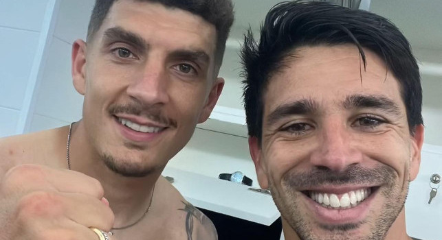 Dale capitano!: Simeone festeggia con Di Lorenzo negli spogliatoi a Lecce | FOTO