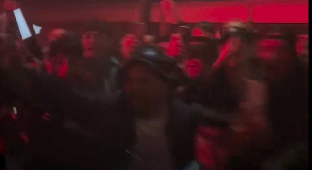Napoli a Capodichino, Billing ammira estasiato l'esultanza dei tifosi partenopei | VIDEO