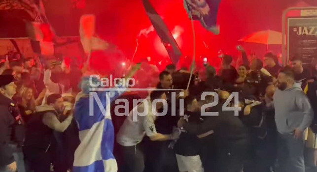 Delirio azzurro a Capodichino, i tifosi accolgono il Napoli al ritorno in cittÃ : assalto d\'affetto ai taxi dei giocatori | VIDEO CN24