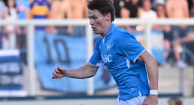 Napoli Cagliari 1-0: McTominay dedica il gol alla sua Cam, baci verso la tribuna del Maradona