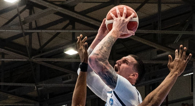 Napoli Basket, è fatta! La squadra di Coach Valli batte Derthona e si salva