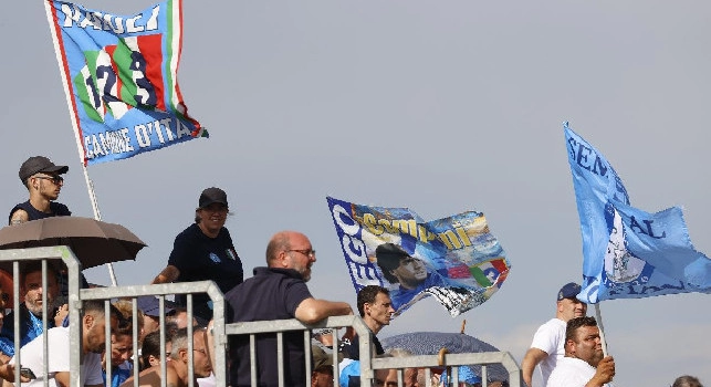 A Napoli commercianti pronti a vendere materiale per il 4° Scudetto: le ultime