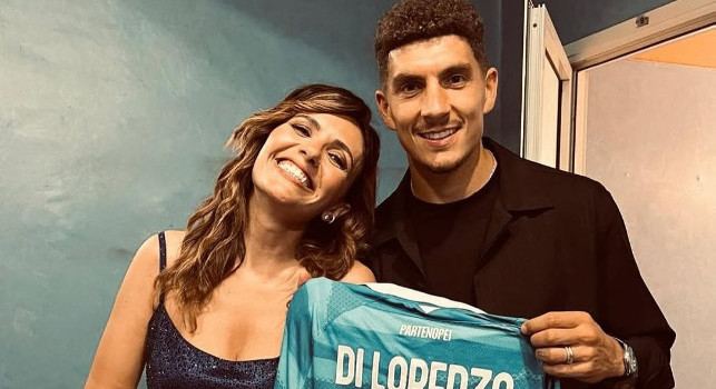 Di Lorenzo e sua moglie a teatro per assistere a SereNata a Napoli | VIDEO