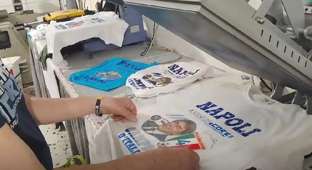 Festa quarto scudetto Napoli, boom di gadget: blitz della polizia contro il mercato del falso, migliaia di sequestri