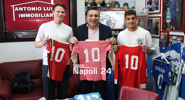 McTominay e Di Lorenzo alla scoperta della storia di Maradona: visita alla collezione di cimeli storici del Pibe de Oro | FOTO