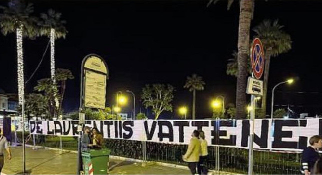 De Laurentiis vattene: contestazione a Bari contro la società | FOTO