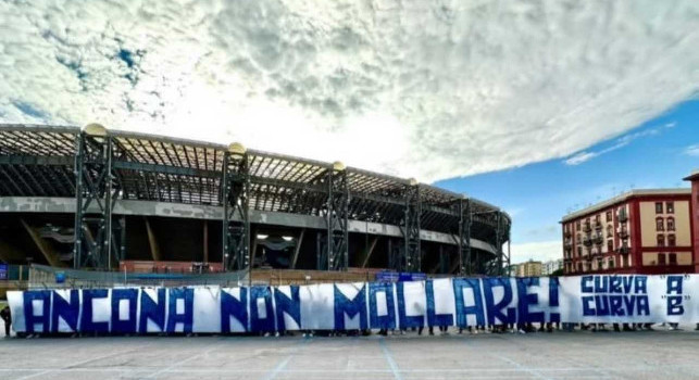 Curva A e B, striscione prima di Napoli-Genoa: Ancona non mollare! | FOTO