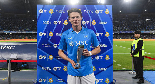 McTominay premiato prima di Napoli-Genoa: è l'MVP dell'ultimo mese di Serie A | FOTO