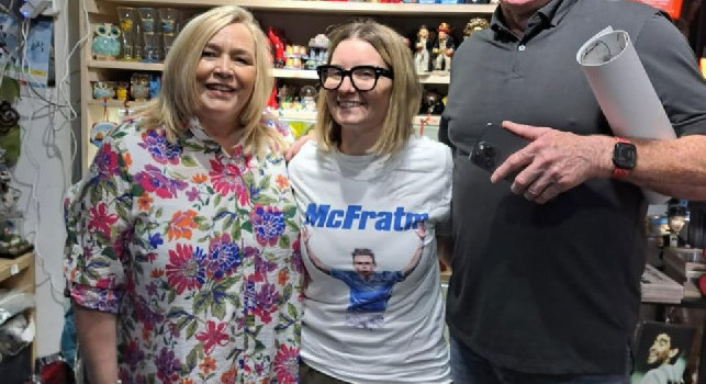 Famiglia McTominay a Spaccanapoli: scatto con la t-shirt McFratm! | FOTO