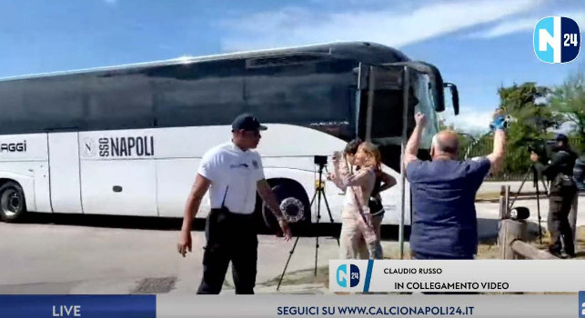 Parma-Napoli, la partenza della squadra in pullman da Castel Volturno | VIDEO