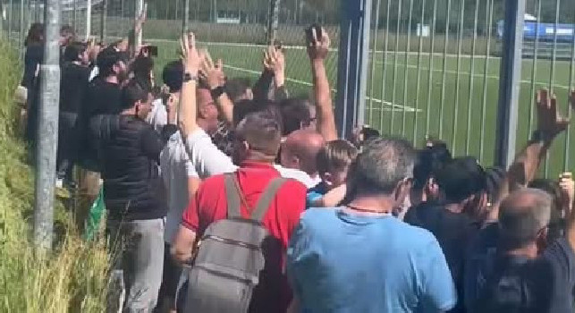 McTominay si allena prima di Parma-Napoli, sentite cosa gli urlano i tifosi! | VIDEO CN24