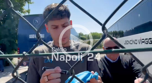Rifinitura del Napoli a Parma: splendido gesto di alcuni azzurri con i tifosi presenti | VIDEO CN24
