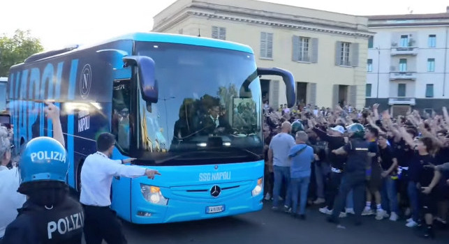 L'arrivo del pullman del Napoli al Tardini: guardate l'accoglienza dei tifosi del Parma! | VIDEO CN24