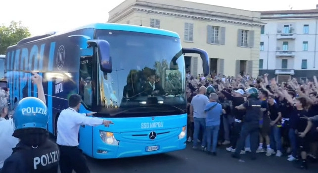 Parma, un teppista lancia una bottiglia contro il pullman del Napoli!