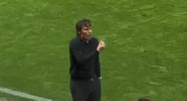 Conte preso di mira a Parma: la tribuna ducale gli punta un laser rosso in faccia | FOTO