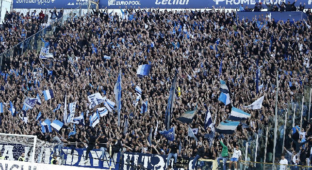 Parma-Napoli, che spettacolo il settore ospiti: i tifosi caricano gli azzurri | FOTO