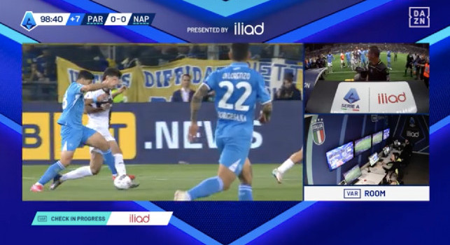Incredibile a Parma, il VAR annulla un rigore al Napoli per fallo di Simeone ad inizio azione | FOTO