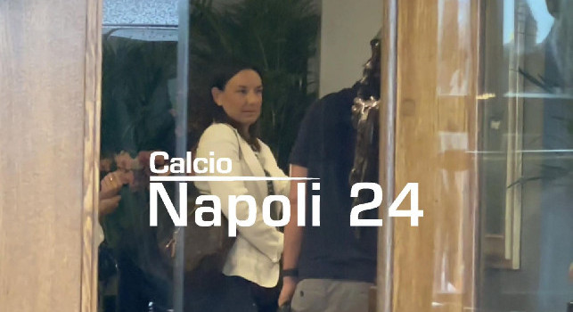 La Verità, Tarallo: De Laurentiis a pranzo con sua moglie e la moglie di Conte, ma il mister non c'era!