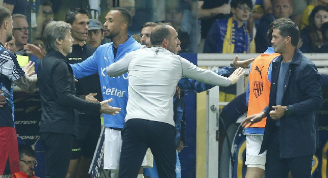 Conte squalificato va in tribuna, ecco chi sarà in panchina per Napoli-Cagliari