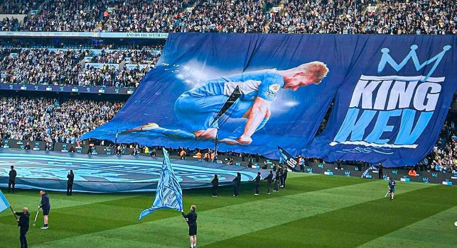Il Manchester City saluta De Bruyne: coreografia allo stadio e mosaico dedicato | FOTO