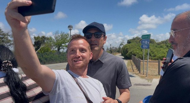 Rimani a Napoli mister!. Conte incontra i tifosi a Castel Volturno per foto e autografi | VIDEO CN24