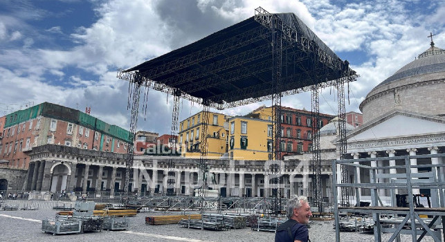Maxi schermo a Piazza del Plebiscito, Napoli