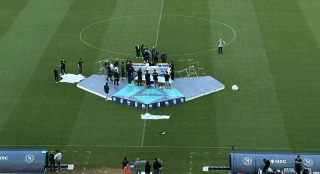 Prove al Maradona per l'eventuale premiazione Scudetto, montato il palco in mezzo al campo | FOTO