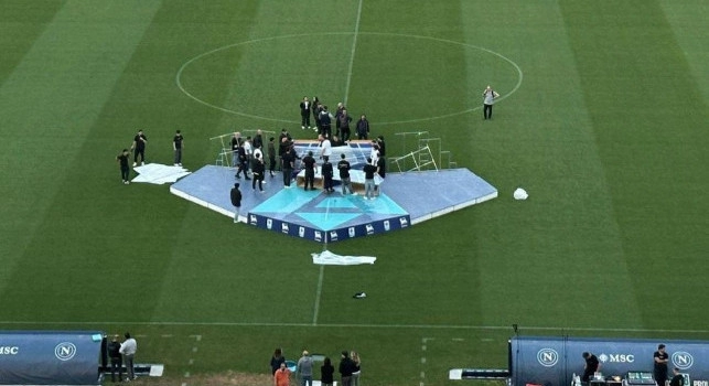 Prove al Maradona per l'eventuale premiazione Scudetto, montato il palco in mezzo al campo | FOTO